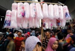 Seorang pria menjual permen kapas di Tanah Abang menjelang Idul Fitri di Jakarta. Ikatan Dokter Anak Indonesia (IDAI) mencatat pada November 2021 sebanyak 1.346 anak mengalami diabetes. Bahkan 60 hingga 70 persen anak diabetes pernah mengalami kadar gula tinggi. (Foto: REUTERS/Darren Whiteside)