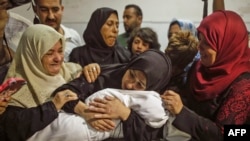 Seorang ibu Palestina meratapi bayinya: Leila al-Ghandour (8 bulan) yang meninggal akibat terhirup gas air mata yang ditembakkan pasukan Israel di Gaza 15 Mei tahun lalu.