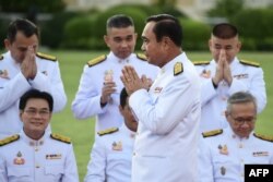 រូបឯកសារ៖ លោក Prayut Chan-o-cha នាយករដ្ឋមន្ត្រីថៃ ស្វាគមន៍សមាជិកនៃគណៈរដ្ឋមន្ត្រីថ្មីរបស់រដ្ឋាភិបាលថៃ នៅវិមានរដ្ឋាភិបាល ក្នុងទីក្រុងបាងកក ប្រទេសថៃ កាលពីថ្ងៃទី ១៦ ខែមិថុនា ឆ្នាំ ២០១៩។