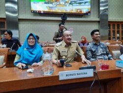 Bupati Natuna Abdul Hamid Rizal, Wakil Bupati Natuna menemui Komisi IX Bidang Kesehatan Dewan Perwakilan Rakyat (DPR) di gedung MPR/DPR, Selasa, 4 Februari 2020. (Foto: VOA/Fathiyah)