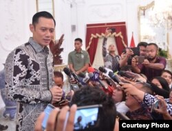 Agus Harimurti Yudhoyono memberikan keterangan kepada media usai bertemu dengan Presiden Joko Widodo, di Istana Negara, Jakarta, Kamis (2/5) (Foto: Biro Pers Setpres RI).
