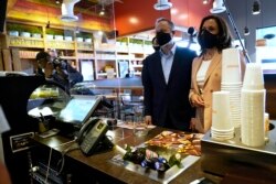 Kamala Harris dan Douglas Emhoff sedang memesan makanan di Restoran Amaize, Doral, Florida, 10 September 2020. (Foto: AP)