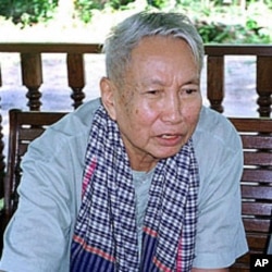 រូបឯកសារ៖ ប៉ុល ពត​ មេដឹកនាំខ្មែរក្រហម ពេលឆ្លើយសំណួររបស់អ្នកសារព័ត៌មាន នៅអន្លង់វែង នៃប្រទេសកម្ពុជា កាលពីឆ្នាំ ១៩៩៨។