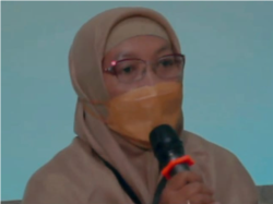 Anggota tim kajian PLTN dari UNS Surakarta, Dra Riyatun MSi, dalam tangkapan layar. (Foto: VOA/Nurhadi)