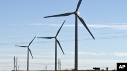 资料照片: 中国河北尚义县的可再生能源风力发电.