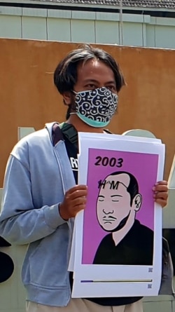 AJI Yogyakarta membuat poster berpenanda tahun sejak 1996 hingga 2021 terkait kematian jurnalis Udin. (Foto: VOA/Nurhadi)