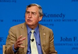 资料照片：哈佛大学教授艾利森在波士顿的一次活动中讲话。（2013年2月5日）