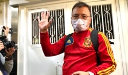 身兼香港记者协会主席的前《立场新闻》副采访主任陈朗升表示，在香港目前的法律条件及政治气氛之下，连较具规模的《苹果日报》及《立场新闻》都撑不住，其他规模较小的网媒相继停运是可以理解 （美国之音/汤惠芸）