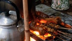 Salah satu makanan yang juga disuguhkan di Kopi Lik Man. (Foto: VOA/Indra Yoga)