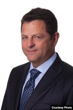 Plaza建筑公司的总裁理查德·伍德(Richard Wood)