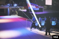 ក្រុម​យុវជន​កម្ពុជា​កំពុង​ដើរ​តំណាង​ឲ្យ​ប្រទេស​កម្ពុជា​នៅ​ក្នុង​ពិធី​បើក​កម្មវិធី​ប្រកួត​ការ​បញ្ជា​មនុស្ស​យន្ត​លំដាប់​ពិភពលោក​នៅ​សាល​សម្តែង​សិល្បៈ​ DAR Constitution Hall​ ក្នុង​រដ្ឋធានី Washington កាល​ពី​ថ្ងៃ​ទី​១៦​ខែ​កក្កដា​ឆ្នាំ​២០១៧។ (សឹង សុផាត/VOA)