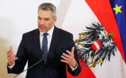 Menteri Dalam Negeri Karl Nehammer berpidato di depan media di Wina, Austria, 13 Maret 2020. (Foto: REUTERS/Leonhard Foeger)