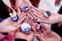 Gantungan kunci buatan anak-anak yang mengikuti program pendidikan daur ulang Rupiah. (Courtesy)