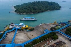 Pemandangan udara pelabuhan Merak yang tampak kosong pada hari pertama larangan mudik Idul Fitri yang berlaku 6-17 Mei di Banten, 6 Mei 2021. (Foto: Galih/Antara Foto)