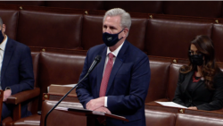 美国国会众议院少数党领袖麦卡锡（House Minority Leader Kevin McCarthy, R-CA）2021年1月13日在院会发言。（网络视频截图）