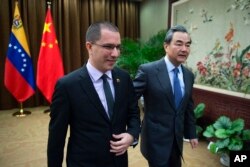 委内瑞拉外长阿雷亚萨2017年12月22日访问北京，和中国外长王毅走在一起，在中国外交部举行会谈。