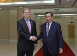រូបឯកសារ៖ ឯកអគ្គរដ្ឋទូត​សហរដ្ឋ​អាមេរិក​ W​.​ ​Patrick​ ​Murphy​ ជួប​ជាមួយ​នាយករដ្ឋ​មន្ត្រី​កម្ពុជាលោក ហ៊ុន សែន​ នៅវិមានរដ្ឋាភិបាលក្នុងរាជធានីភ្នំពេញ កាលពី​ថ្ងៃទី ២៣ ខែតុលា ឆ្នាំ២០១៩។ (រូបថតដោយស្ថានទូតអាមេរិកប្រចាំកម្ពុជា)