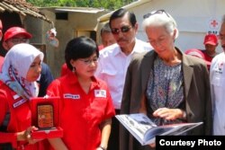 Direktur Eksekutif IMF Christine Lagarde sampaikan bantuan sumbangan dari staf IMF yang berjumlah 2 miliar dolar untuk korban gempa di Lombok dan Palu, ketika berkunjung ke Lombok, Senin (8/10). (Foto courtesy: Menko Kemaritiman)