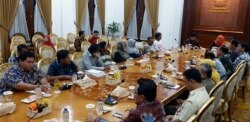 Gubernur dan Wakil Gubernur Jawa Timur menerima perwakilan warga Kecamatan Pesanggaran, Kabupaten Banyuwangi di Gedung Negara Grahadi. Warga menolak tambang emas di Gunung Tumpang Pitu dan Salakan, serta minta izin dicabut. (Foto: VOA/Petrus Riski)