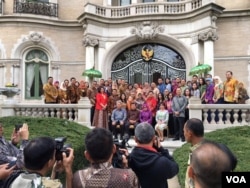 Wapres Jusuf Kalla dan Ibu Mufidah Jusuf Kalla berforo bersama staf KBRI Washington, DC (Dok: VOA)