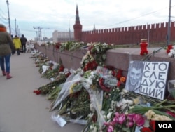 麦凯恩参议员一直关注俄反对派领袖涅姆佐夫遇刺一案。莫斯科红场附近涅姆佐夫的遇害地点。