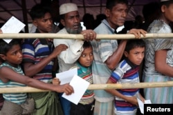 Pengungsi Rohingya mengantri daging di kamp pengungsi Balukhali di Cox's Bazar, Bangladesh, 23 Agustus 2018.