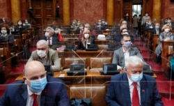 Poslanici Skupštine Srbije pod maskama prisustvuju sednici parlamenta, prvoj od proglašenja vanrendog stanja u zemlji zbog epidemije koronavirusa 15. marta, u Beogradu, 28. aprila 2020. (AP Photo/Darko Vojinović)