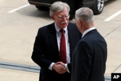 2018年3月29日,候任美国国家安全顾问约翰•博尔顿(左)抵达华盛顿五角大楼,与国防部长吉姆•马蒂斯握手。