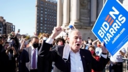 资料照：参议院少数党领袖舒默（Senate Minority Leader Chuck Schumer, D-NY）2020年11月7日参与庆祝拜登胜选游行。