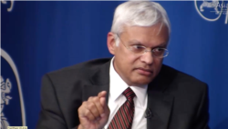 卡内基国际和平基金会高级研究员特利斯在美国亚洲协会在纽约举行的“向川普总统建言亚洲政策”讨论会上(亚洲协会图片，2016年11月10日)