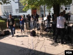 Novinari ispred ulaza u Fakultet političkih nauka tokom održavanja sastanka predstavnika vlasti i opozicije iza zatvorenih vrata, u Beogradu, 9. avgusta 2019.