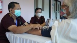 80 tenaga kesehatan lansia menerima vaksinasi COVID-19 di RSUP Fatmawati, Jakarta. (Foto: Courtesy/Kemenkes)