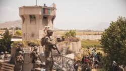 Američki marinci čuvaju kontrolni punkt za evakuisane na aerodromu Hamid Karzai u Kabulu, 20. avgusta 2021.