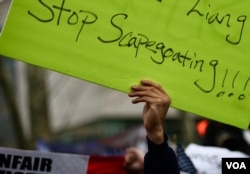 纽约万人集会声援华裔前警员梁彼得(美国之音章真拍摄)