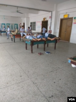 午休时工人们在台球桌上小憩