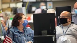 Sukarelawan, mewakili masing-masing partai, bekerja berpasangan untuk menganalisa surat suara yang memiliki ketidaksesuaian dan menentukan dengan konsensus pemungutan suara di Kantor Penghitungan Suara di Maricopa County, Phoenix, Kamis, 5 November 2020. (Foto: dok).