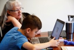 Siswa kelas 4 di Cottage Lake Elementary mencoba mencari tahu instruksi penugasan di laptop-nya saat pembelajaran online yang diterapkan di Distrik Northshore School selama dua minggu akibat corona, di Woodinville, Washington, AS, 11 Maret. 2020.