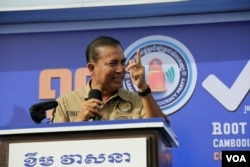 លោក ខឹម ​វាសនា ថ្លែង​ទៅ​កាន់​អ្នក​គាំទ្រ​របស់​ខ្លួន​ក្នុង​អំឡុង​ព្រឹត្តការណ៍​បើក​ក្បួន​ដង្ហែ​ឃោសនា​រក​សំឡេង​ឆ្នោតនៅថ្ងៃ​ចុង​ក្រោយ​របស់​គណ​បក្ស​ខ្លួន​ នៅព្រឹក​ថ្ងៃទី​២៧ កក្កដា​ ​២០១៨ នៅ​លើកំណាត់​ផ្លូវតេជោ​ ហ៊ុន សែន​។ (គី ម៉េងលី/VOA)