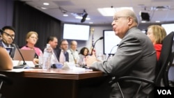 Adam Clayton Powell III (kanan), pakar dari Universitas Southern California