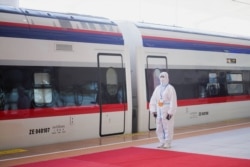 Kereta api di stasiun saat upacara serah terima proyek kereta cepat yang menghubungkan Kota Kunming dengan Vientiane di barat daya China, di Vientiane, Laos, 3 Desember 2021. (Foto: REUTERS/Phoonsab Thevongsa)