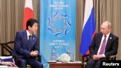 安倍与普京2017年11月10日出席APEC峰会时会面（路透社）