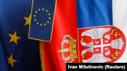 ILUSTRACIJA - Zastave EU i Srbije (Foto: Reuters/Ivan Milutinović)