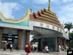 云南瑞丽的边关检查站。中国原本对泛亚铁路东盟通道一线的西线，即从云南瑞丽出发经缅甸进入泰国曼谷最终到新加坡的方案寄予厚望。