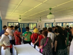 资料照：中国旅行团在朝鲜板门店听导游讲解（美国之音江真拍摄）