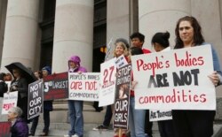 Para aktivis melakukan unjuk rasa menentang perdagangan manusia di depan kantor Mahkamah Agung AS (foto: dok),