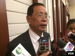 FILE - Sok Eysan, spokesman for the Cambodian People's Party (CPP), talks to reporters in Phnom Penh, Jan. 5, 2017. (Hul Reaksmey/VOA Khmer)
