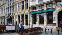 Radnik priprema baštu bara u centru Brisela, dok Belgija postepeno ublažava restrikcije uvedene zbog izbijanja koronavirusa.