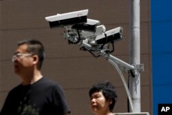 Kamera pengintai buatan China, dipasang di sepanjang jalan di Beijing, Kamis, 23 Mei 2019. (Foto: dok).