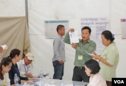 រូបឯកសារ៖ សកម្ម​ភាព​រាប់សន្លឹកឆ្នោត​ ក្នុងការ​បោះឆ្នោត​ក្រុមប្រឹក្សា​ឃុំ-សង្កាត់អណត្តិទី៤​ នៅរាជធានី​ភ្នំពេញ​ នៅ​ថ្ងៃ​ទី០៤​ ខែមិថុនា​ ឆ្នាំ២០១៧។​ (អូន​ ឆេង​ប៉រ/ VOA)