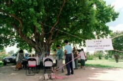 FILE - People wait to cast their ballot at a mobile polling station in Phnom Penh 27 May 1993 under the UNTAC authority (United Nations Transitional Authority). (AFP)